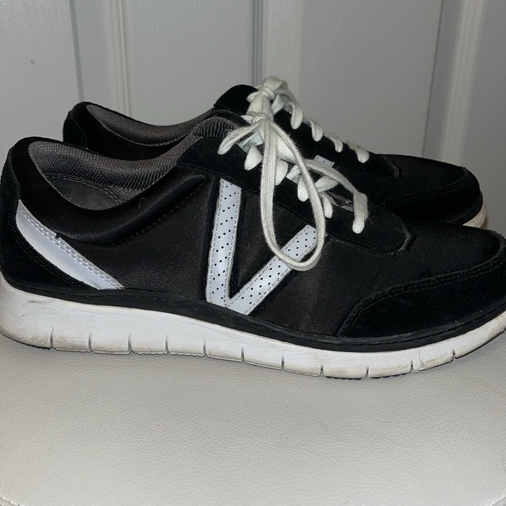 Vionic black and white sneaker